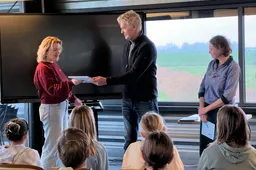 Overhandiging prentenboek Wetter door Gerben de Boer en Linda de Haan