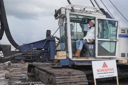 Toon van Steen slaat 1e paal