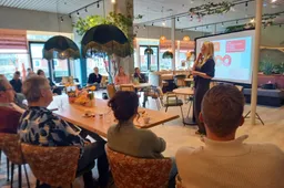 Anieke van Wijnen geeft een presentatie over de gastreis - foto Visit Noordoostpolder