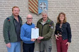 wethouder Wijnants overhandigt beschikking