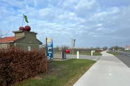 Fietspauzepuntbord aan de weg bij Verhage Fruit - foto Visit Flevoland