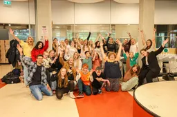 Leerlingen van de Zonnebloemschool en studenten Uiterlijke verzorging van Firda met hun docenten
