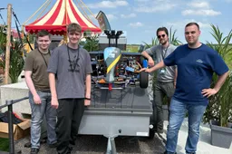 Studenten en docent Sietse Hoekstra bij hun zelfrijdende auto