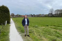 Raadslid Marien Klein bij een van de voorkeurslocaties van inwoners voor woningbouw in Elspeet