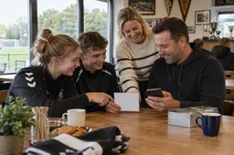 Leden van een vereniging bespreken samen de Grote Clubactie in een clubgebouw