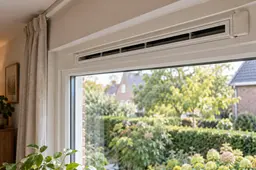 Open ventilatierooster boven een woonkamerraam, AI-illustratie bij ventileren in Nunspeet