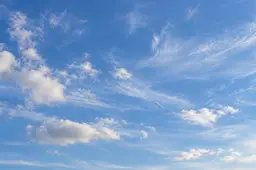 Blauwe lucht met enkele witte wolken, AI-illustratie voor Nunspeet Nieuws