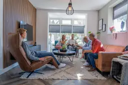 Bezoekers in gesprek tijdens de Duurzame Huizen Route