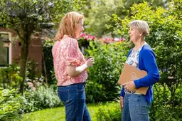 Energiecoach geeft uitleg tijdens een adviesgesprek