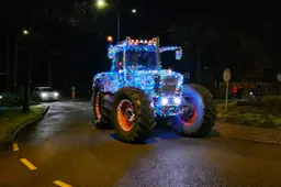 Verlichte tractor tijdens de Lichtjestour van 2024