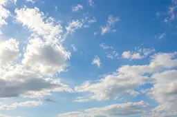 Luchtig blauw met zachte wolken