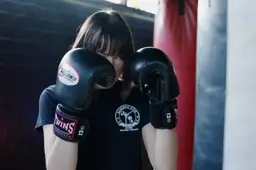 Een sporter met bokshandschoenen tijdens een training