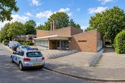 Zonnige Nederlandse buurt met kerkgebouw