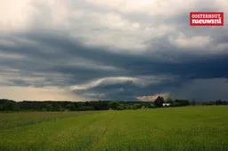 donkere wolken