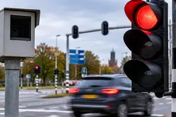 Rood licht bij druk kruispunt