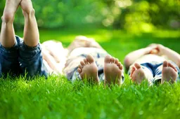 voeten in gras