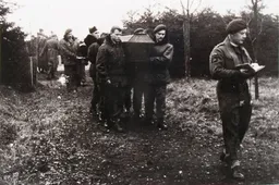 Father Daniel McGowan (rechts) leidt een begrafenisdienst in krijgsgevangenenkamp Dulag Luft. Gelders Archief 2867 289.