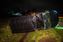 17-12 bestelbus op zijn kant