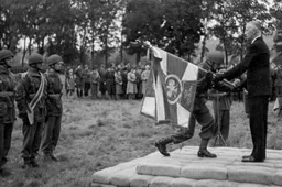 Stanislaw-Sosabowski-ontvangt-het-vaandel-uit-handen-van-president-Raczkiewicz-juni-1944.