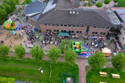 Foto schoolmarkt met drone 2023