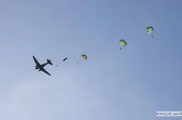 18-09 Parachute springen Renkum (60)