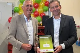gert mulder foto links en frank hessing met oorkonde