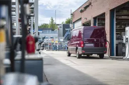 Elektrische bestelauto aan oplaadpaal op bedrijventerrein 4