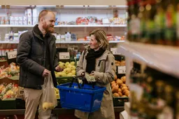 Bewoners halen samen fruit in de supermarkt