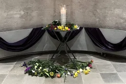 Witte Donderdag bloemen rond de kaars in de Oude kerk