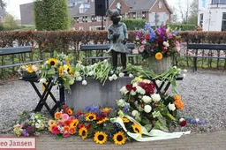 Bloemlegging bij het monument voor Moedige Mensen in WO2