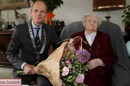 dorus klomberg bezoekt 100 jarige mevrouw micheline roberte schaufeli delarue uit dieren 28 5 25 002