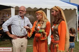 Burgemeester trakteert kinderen Bouwburg Velp op ijsje tijdens tropische zomerdag 14-08-2025 (7)