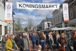 Koningsmarkt Velp aan de Rozendaalselaan. - Stichting Velp voor Oranje