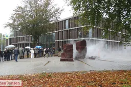 23-10-25 Kunstwerk De Bron van Piet Slegers krijgt nieuwe plek bij gemeentehuis Rheden (19)