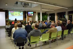 Groep ouders in het onderdeel Informatie over het onderrwijs bij Aeres VMBO Velp tijdens de Ouder Informatie Avond van 11 november