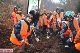 Leerlingen Basisschool De Arnhorst planten 400 jonge bomen achter Buitenplaats Beekhuizen - Boomfeestdag 2025 (1)