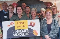 Overhandiging cheque Theaterwandeling 2025 alle goede doelen
