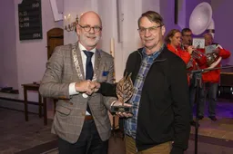 Vrijwillig fotograaf Theo Jansen ontvangt gemeentelijke onderscheiding De Rhedenaar 27-11-2025 (0)