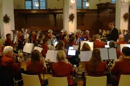 Bomvolle Dorpskerk Rheden bij kerstconcert Rhedens Fanfare Corps14-12-2025 (1)