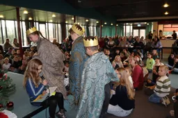 Kinderen Roncallischool brengen kerstviering naar ouderen in De Ulenpas16-12-2025 (1)