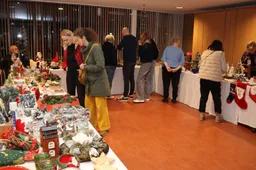 Wintermarkt in De Ulenpas trekt veel bezoekers in Velp 13-12-2025 (1)