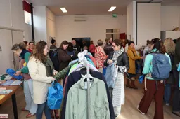 Drukbezochte kinderkledingbeurs in Dorpshuis Rheden 07-03-2026 (7)