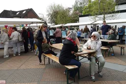 Dorpsmarkt op Amaliahoek in De Steeg trekt veel bezoekers (6)