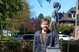 Robert Matzen bij beeldje Audrey Hepburn - Gety Hengeveld