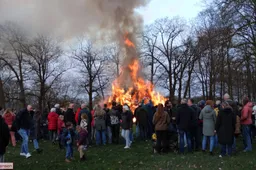 Veel belangstelling voor 77e Paasvuur in Laag-Soeren 04-04-2026 (16)