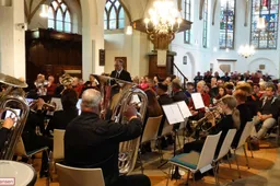 Rhedens Fanfare Corps en Hanze Brass geven sfeervol voorjaarsconcert in Dorpskerk 09-05-2026 (13)