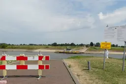 Lage waterstand legt veerponten Dieren-Olburgen 16-7-26 (1)