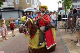 Zomerbraderie trekt veel bezoekers naar Callunaplein in Dieren 18-7-26 (1)