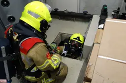 Brandweer oefent redding uit kruipruimte bij De Ulenpas in Velp 11-8-26 (9)