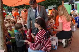 Locoburgemeester trakteert 840 kinderen bij Bouwburg Velp op ijsje 20-8-26 (29)